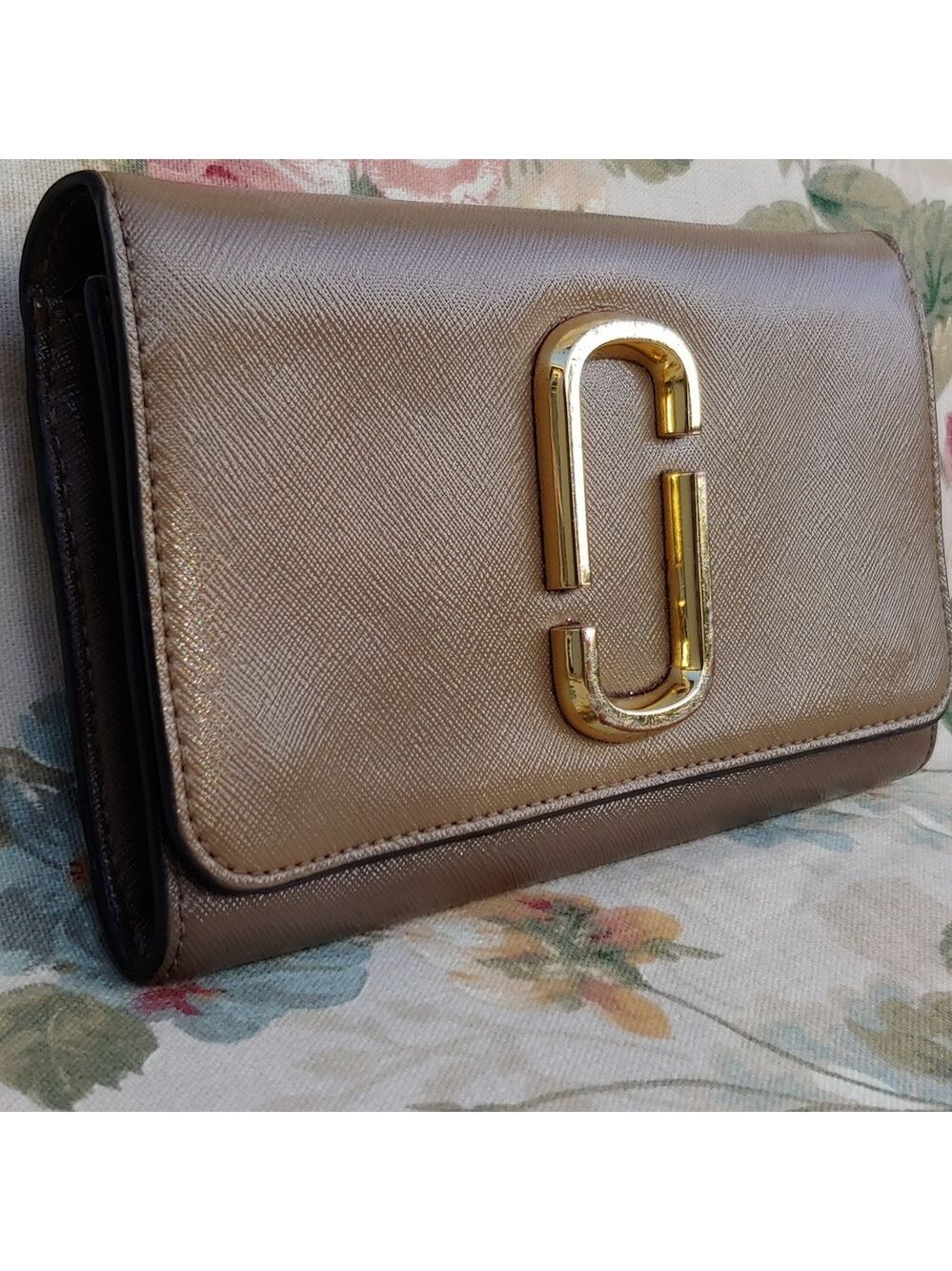 Marc Jacobs Tan and Brown Saffiano Leather Fold Clutch Wallet - Picture 3 of 17